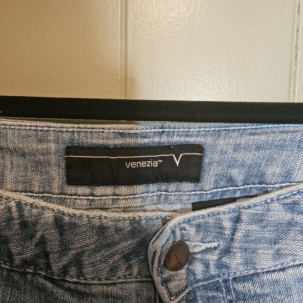 Venezia Light Wash Denim Shorts Women’s Size 16 | Classic 5-Pocket Jean Shorts - Picture 3 of 5